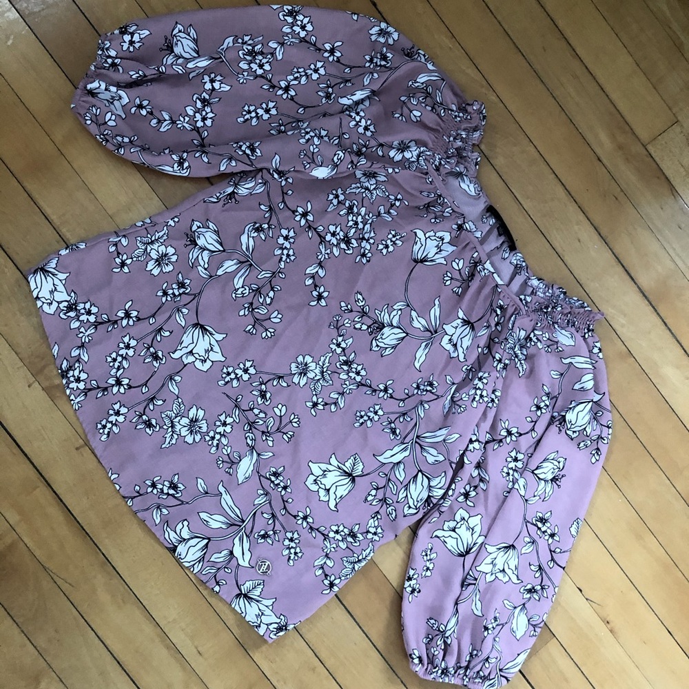 Women’s puffed sleeved floral shirt size small